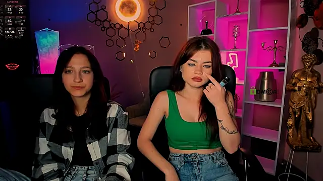 Snapshot of lau_ra_queen chatting on 12.17.25 lau ra queen online show from 12.17.25