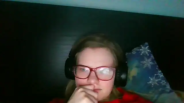 Snapshot of Moonolighta chatting on 02.17.26 Moonolighta online show from 02.17.26