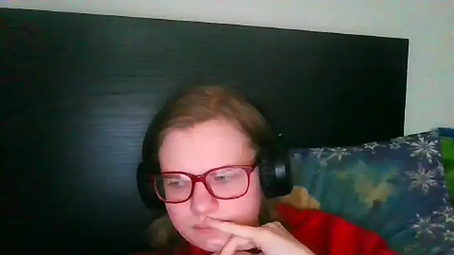 Snapshot of Moonolighta chatting on 02.22.26 Moonolighta online show from 02.22.26