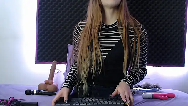 karlamoon23 online show from 10.19.25