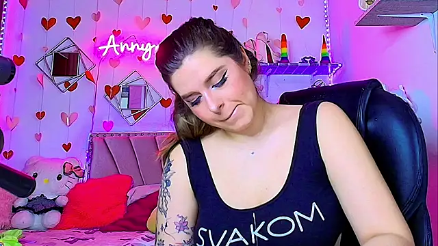 Snapshot of Anny_Hurtado chatting on 10.18.25 Anny Hurtado online show from 10.18.25