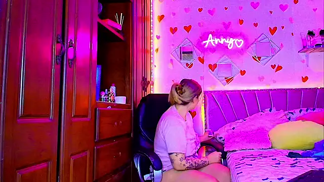 Snapshot of Anny_Hurtado chatting on 12.16.25 Anny Hurtado online show from 12.16.25