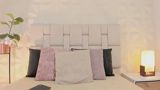 Snapshot of scarlettadams__ chatting on 11.18.25 scarlettadams online show from 11.18.25