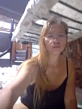 Snapshot of SexyHottMom chatting on 10.05.25 SexyHottMom online show from 10.05.25