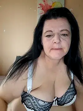 Snapshot of BlacReign chatting on 11.20.25 BlacReign online show from 11.20.25