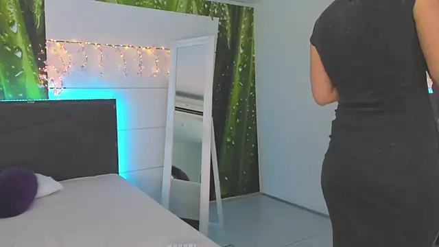 HollyTailors online show from 09.17.25