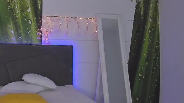 Snapshot of HollyTailors chatting on 02.06.26 HollyTailors online show from 02.06.26