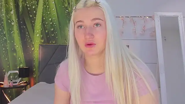 Snapshot of HollyTailors chatting on 02.08.26 HollyTailors online show from 02.08.26