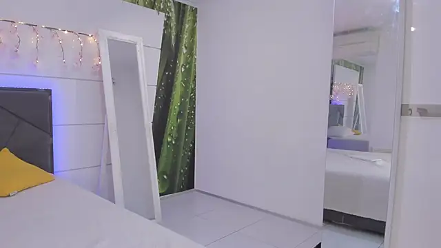 Snapshot of HollyTailors chatting on 02.10.26 HollyTailors online show from 02.10.26