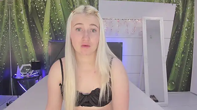 Snapshot of HollyTailors chatting on 02.11.26 HollyTailors online show from 02.11.26