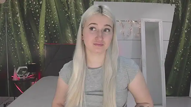 Snapshot of HollyTailors chatting on 02.22.26 HollyTailors online show from 02.22.26