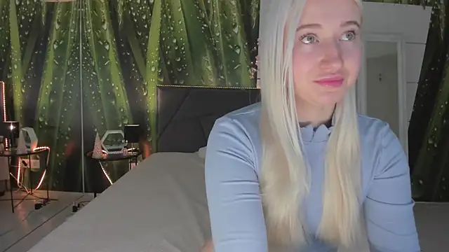 Snapshot of HollyTailors chatting on 03.04.26 HollyTailors online show from 03.04.26