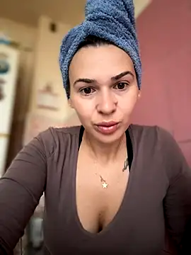 iSelena online show from 10.16.25