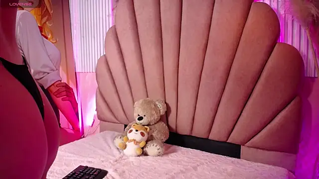 Snapshot of Pink_Suni chatting on 10.30.25 Pink Suni online show from 10.30.25