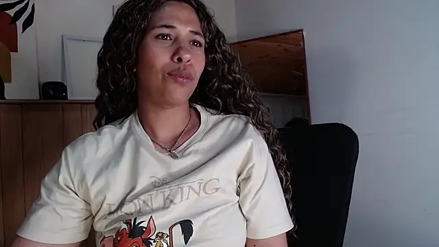 Snapshot of IVONNE_COLLINS33 chatting on 10.23.25 IVONNE COLLINS33 online show from 10.23.25