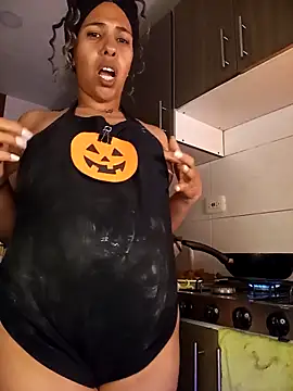 Snapshot of IVONNE_COLLINS33 chatting on 10.30.25 IVONNE COLLINS33 online show from 10.30.25