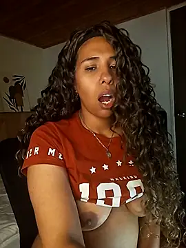 Snapshot of IVONNE_COLLINS33 chatting on 11.04.25 IVONNE COLLINS33 online show from 11.04.25