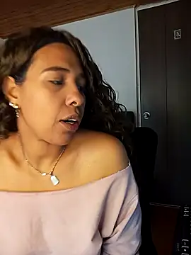 Snapshot of IVONNE_COLLINS33 chatting on 11.04.25 IVONNE COLLINS33 online show from 11.04.25