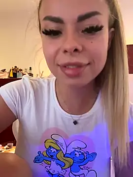 Snapshot of SerraVondeee chatting on 10.05.25 SerraVondeee online show from 10.05.25