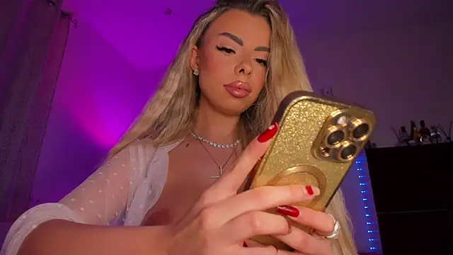 Snapshot of SerraVondeee chatting on 11.27.25 SerraVondeee online show from 11.27.25