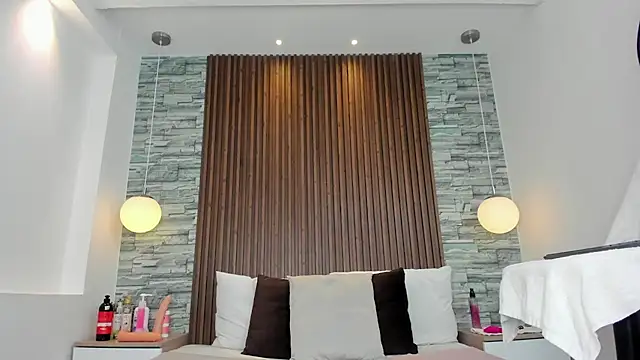 Snapshot of Miagomezx chatting on 10.18.25 Miagomezx online show from 10.18.25