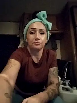 Snapshot of Dirtywhitebitch5150 chatting on 11.04.25 Dirtywhitebitch5150 online show from 11.04.25