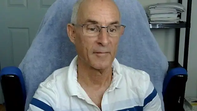 Snapshot of funone1999 chatting on 10.21.25 funone1999 online show from 10.21.25