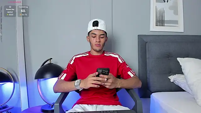 Snapshot of Tylerffoxx chatting on 02.06.26 Tylerffoxx online show from 02.06.26