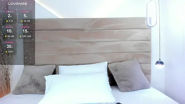 CarolineLee  online show from 10.04.25