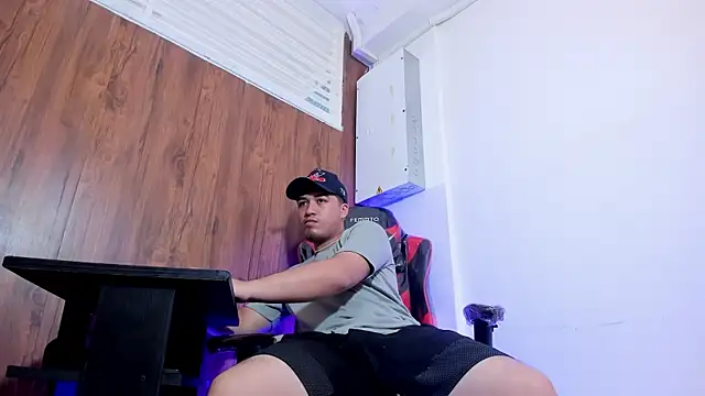 Snapshot of juanmechanic_ chatting on 10.30.25 juanmechanic online show from 10.30.25