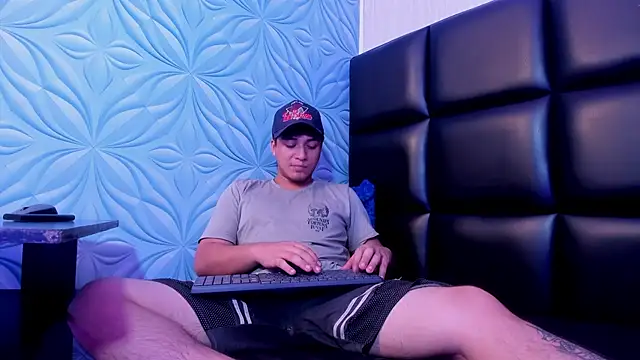 Snapshot of juanmechanic_ chatting on 12.14.25 juanmechanic online show from 12.14.25