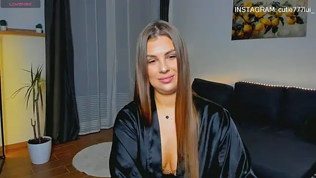 Snapshot of Cutie_Lui chatting on 11.10.25 Cutie Lui online show from 11.10.25