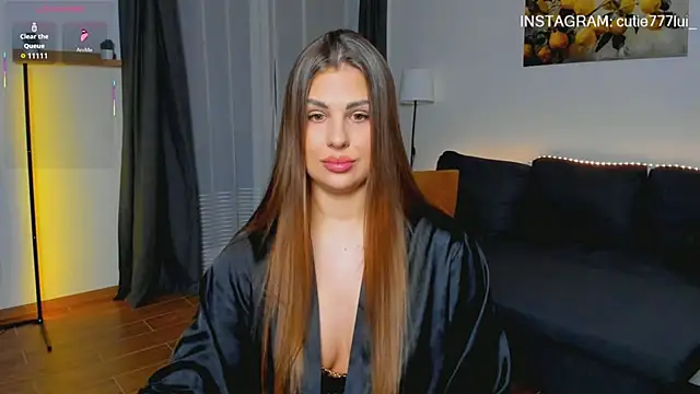 Snapshot of Cutie_Lui chatting on 11.18.25 Cutie Lui online show from 11.18.25