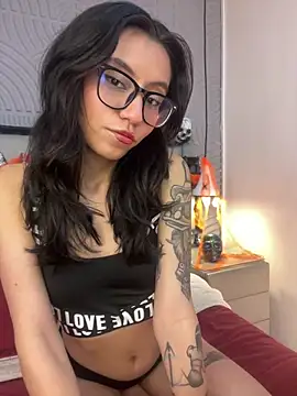 Snapshot of eviegothel_ chatting on 10.30.25 eviegothel online show from 10.30.25