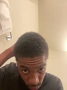 Snapshot of huhgtr chatting on 11.17.25 huhgtr online show from 11.17.25