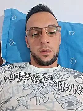 Snapshot of Necunoscutul001 chatting on 10.09.25 Necunoscutul001 online show from 10.09.25