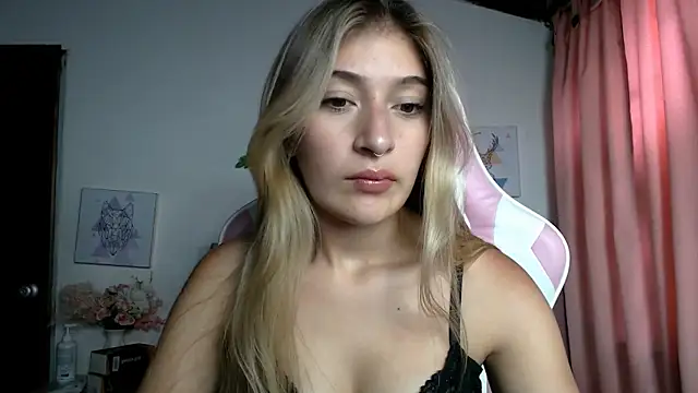 Snapshot of SophiaaLee chatting on 05.08.26 SophiaaLee online show from 05.08.26