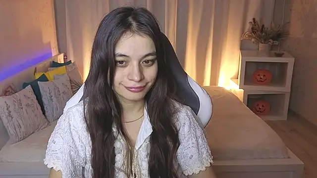 Leila Hefner online show from 11.14.25