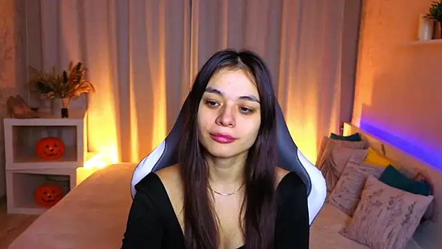 Leila Hefner online show from 11.22.25