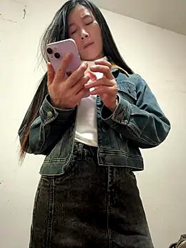 Snapshot of crhong666 chatting on 10.29.25 crhong666 online show from 10.29.25