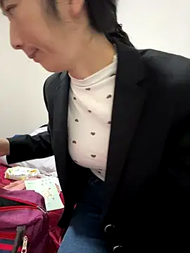 Snapshot of crhong666 chatting on 11.05.25 crhong666 online show from 11.05.25