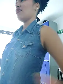 Snapshot of delaylacruz chatting on 10.13.25 delaylacruz online show from 10.13.25