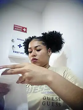 Snapshot of delaylacruz chatting on 11.12.25 delaylacruz online show from 11.12.25