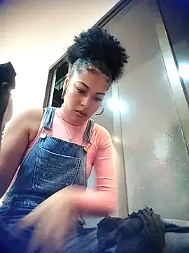 Snapshot of delaylacruz chatting on 11.13.25 delaylacruz online show from 11.13.25