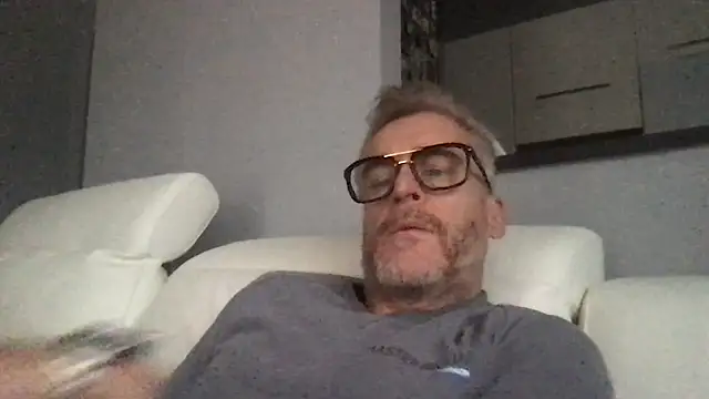 Axl hot online show from 01.17.26