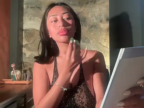 Snapshot of LittleHermes chatting on 10.27.25 LittleHermes online show from 10.27.25