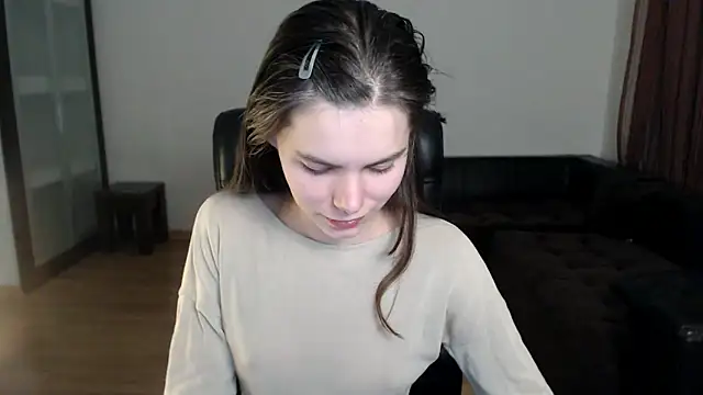 Snapshot of AmelieReve chatting on 10.13.25 AmelieReve online show from 10.13.25