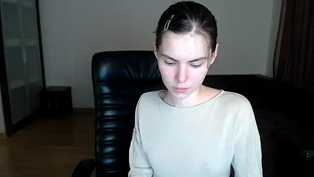 Snapshot of AmelieReve chatting on 10.14.25 AmelieReve online show from 10.14.25