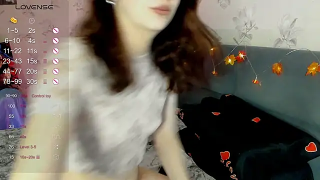 Snapshot of DiaDavidson chatting on 11.24.25 DiaDavidson online show from 11.24.25