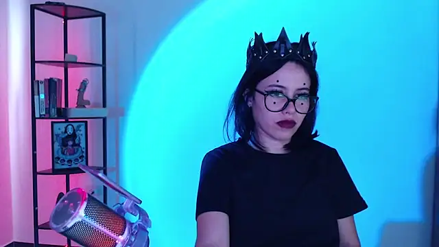 Snapshot of girldom chatting on 11.20.25 girldom online show from 11.20.25